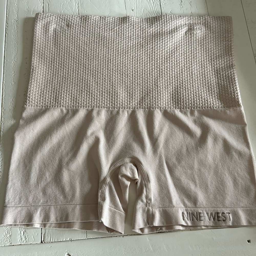 Nine West size large Shapeware 92% nylon 8% ELASTANE skin tone